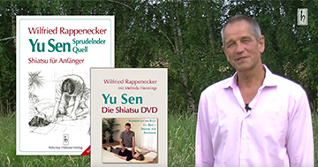 Wilfried Rappenecker mit seinem Buch "Yu Sen Sprudelnder Quell"