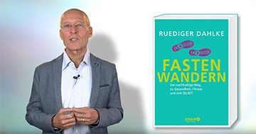 Dr. Ruediger Dahlke mit seinem Buch "Fastenwandern"