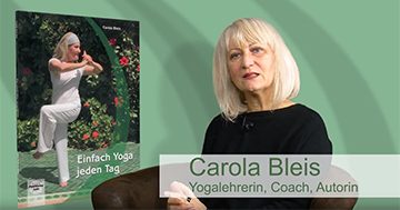 Carola Bleis mit ihrem Buch "Einfach Yoga jeden Tag"